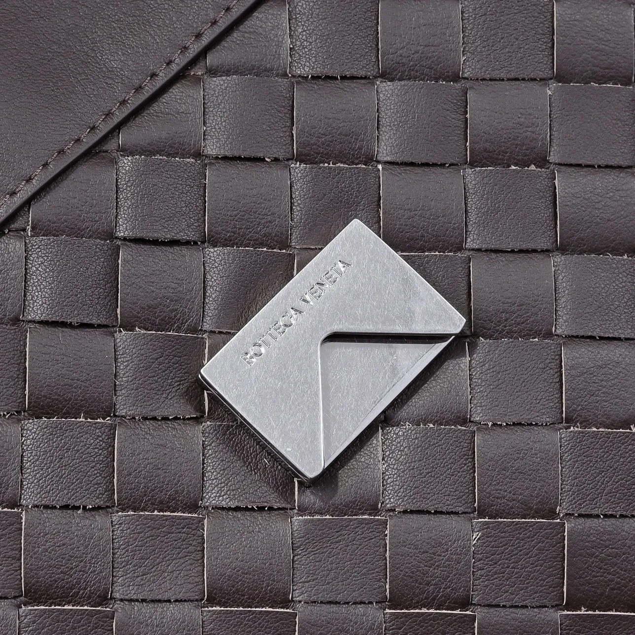 Batch 2460 #BV new men's Andiamo can be carried hand-held, on the shoulder or cross-body. It is a fashionable and versatile men's bag. The combination of lntrecciato woven iconic elements and smooth leather creates a unique cool style😎 The subtle luster and natural texture of the calfskin are high-end and fashionable. The flip-top design Knot shoulder straps and tough full leather shoulder straps are more private and can be used in more ways. No matter the size, it can accommodate a laptop, and it can be easily handled for daily commuting, business trips or travel. Model: 7715 Size: 37x26x13